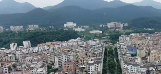 广东云浮市街区全景,一座依靠石头发展起来的繁华小城市